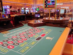 Benefit tier loyalitas termasuk bonus deposit dan akses tournament eksklusif
